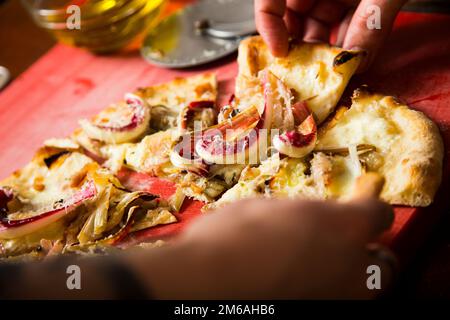 Neapolitanische Pizza mit Guanciale, Pecorino und Radicchio. Klassisches italienisches Rezept. Stockfoto