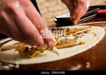 Neapolitanische Pizza mit Guanciale, Pecorino und Radicchio. Klassisches italienisches Rezept. Stockfoto