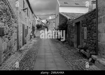 Idanha-a-Velha, Portugal - 26. Dezember 2022: Typische Straße im historischen Dorf Idanha-a-Velha. Portugal. Stockfoto