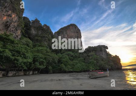 Sonnenuntergangspanorama am Railay Beach Krabi Stockfoto