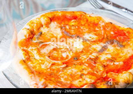 Sardelle Sizilianische Pizza. Neapolitanische Pizza mit Mozzarella-Käse, Sardellen und Oliven. Authentisches italienisches Rezept. Stockfoto