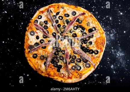 Sardelle Sizilianische Pizza. Neapolitanische Pizza mit Mozzarella-Käse, Sardellen und Oliven. Authentisches italienisches Rezept. Stockfoto