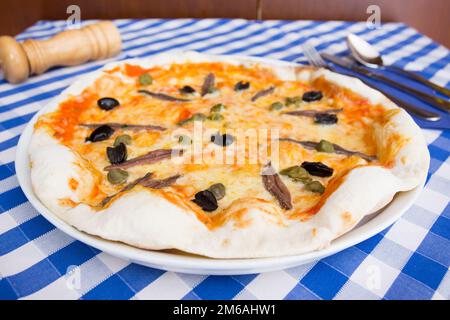 Sardelle Sizilianische Pizza. Neapolitanische Pizza mit Mozzarella-Käse, Sardellen und Oliven. Authentisches italienisches Rezept. Stockfoto