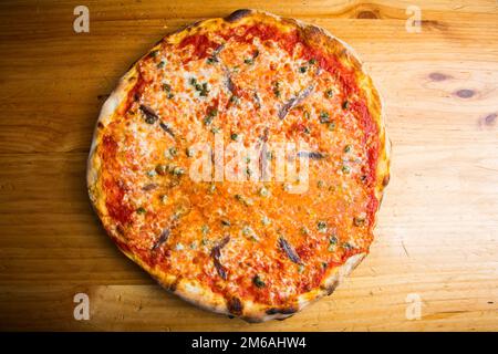 Sardelle Sizilianische Pizza. Neapolitanische Pizza mit Mozzarella-Käse, Sardellen und Oliven. Authentisches italienisches Rezept. Stockfoto