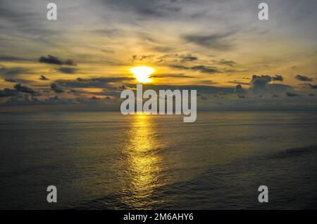 Sonnenuntergang auf dem Uluwatu-Tempel, Südbali, Indonesien. Stockfoto