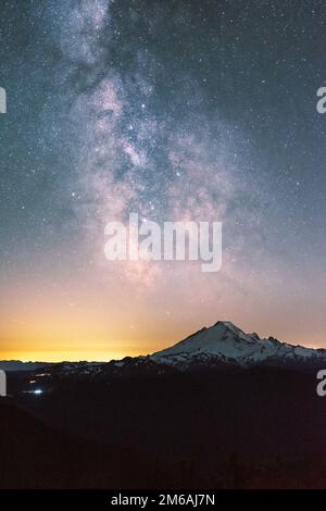 Nahaufnahme der Milchstraße über dem Mt. Baker in North Cascades Stockfoto