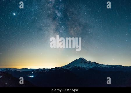 Milchstraße über dem Mt Baker in washington Stockfoto