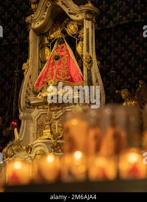 Beleuchtet von Kerzen Schwarze Madonna und Baby Jesus im Le Puy Stockfoto