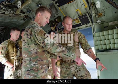 USA Luftwaffenbrücke. General David Mineau, Vice Commander der Luftwaffe 15., spricht mit Airmen vom 23. Logistics Readiness Squadron Forward Area Tanken Point (FARP) Team während seines Besuchs auf dem Luftwaffenstützpunkt Moody, Georgia, am 21. April 2022. Das FARP-Team erläuterte den Prozess und die Bedeutung der Einrichtung für die Betankung von Systemen im unteren Bereich oder an schwierigen Standorten. Mineau besuchte Team Moody, um mehr über die Einsatzkräfte des 23. Flügels und des 93. Luftwaffenflügels zu erfahren. Stockfoto