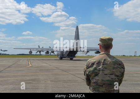 USA Luftwaffenbrücke. General David Mineau, 15. Air Force Vice Commander, beobachtet bei seinem Besuch am Moody Air Force Base, Georgia, 21. April 2022, wie ein HC-130J King II Taxis über den heißen Frachtraum kämpft. Flugzeuge der 820. Base Defense Group demonstrierten, wie man einen Flugplatz sichert. Mineau besuchte Team Moody, um mehr über die Einsatzkräfte des 23. Flügels und des 93. Luftwaffenflügels zu erfahren. Stockfoto