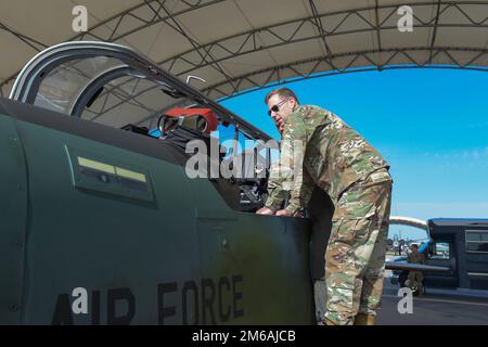 USA Luftwaffenbrücke. General David Mineau, 15. Stellvertretender Befehlshaber der Luftwaffe, und Captain Matthew Jensen, 81. Ausbilderpilot der Kampfgeschwader, beobachten das Cockpit eines AT-6E Wolverine-Flugzeugs am Luftwaffenstützpunkt Moody, Georgia, 21. April 2022. Der AT-6 wird verwendet, um die Kapazitäten und Fähigkeiten der US-Partnerländer auszubauen, die Fähigkeit zur nahtlosen Zusammenarbeit zu verbessern und den Erfolg künftiger Operationen zu ermöglichen. Mineau besuchte Team Moody, um mehr über die Einsatzkräfte des 23. Flügels und des 93. Luftwaffenflügels zu erfahren. Stockfoto