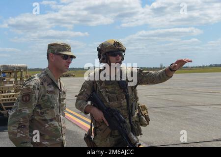 USA Air Force Tech. Sgt. Casen Brashear, 824. Base Defense Staffelmitglied, spricht mit Brigg. General David Mineau, 15. Stellvertretender Befehlshaber der Luftwaffe, auf dem heißen Frachtraum während seines Besuchs auf dem Luftwaffenstützpunkt Moody, Georgia, 21. April 2022. Brashear erläuterte die Taktiken und Techniken, die die 820. Base Defense Group bei ihrer Demonstration verwendete. Mineau besuchte Team Moody, um mehr über die Einsatzkräfte des 23. Flügels und des 93. Luftwaffenflügels zu erfahren. Stockfoto