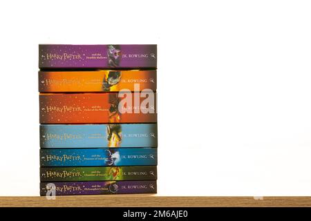 Harry Potter alle Bücher. Alle Teile der Harry-Potter-Bücher. Harry Potter Bücher auf weißem Hintergrund. Stockfoto