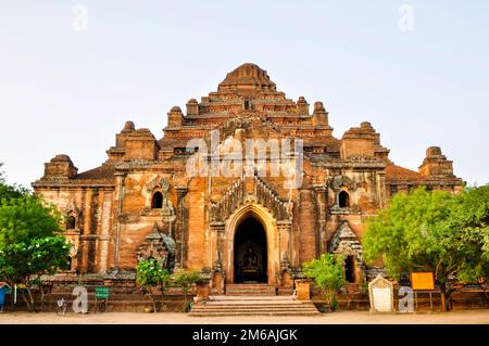 Antiker Tempel in Bagan nach Sonnenuntergang, Myanmar Stockfoto