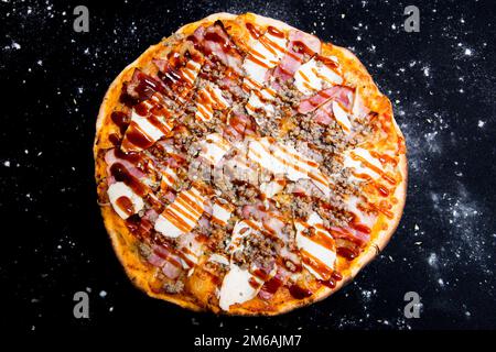 Würstchen-Pizza. Neapolitanische Pizza mit Tomatensauce, Käse, Schweinewurst. Authentisches italienisches Rezept. Stockfoto