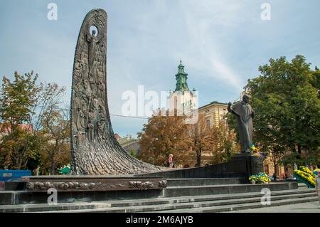 Lemberg, Ukraine. 02. September 2014 Denkmal für Schewtschenko in Lemberg mit gefalteten Blumen. Stela, die historische Ereignisse in der Ukraine darstellt. Stockfoto