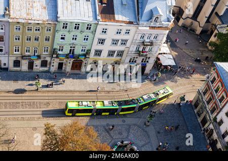 Lemberg, Ukraine. 2. September 2014. Marktplatz in der Altstadt. Touristen laufen durch das Stadtzentrum. Draufsicht der Straßenbahn Stockfoto