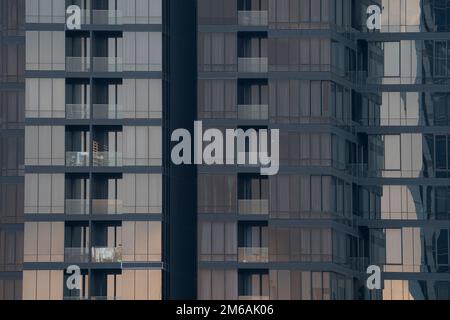 Moderne Glasfassade der hohen Apartmentgebäude in der Stadt Stockfoto