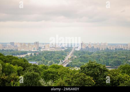 Kiew, Ukraine. Juli 19. 2014. Stadtbild von Kiew, Blick auf das linke Ufer, Brovarsky Prospekt und die Metrobrücke über den Fluss Dnieper. Stockfoto