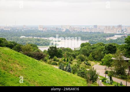 Kiew, Ukraine. Juli 19. 2014. Stadtbild von Kiew, Blick auf das linke Ufer und den Fluss Dnieper mit einer Insel. Blick vom Hügel zum Park. Stockfoto