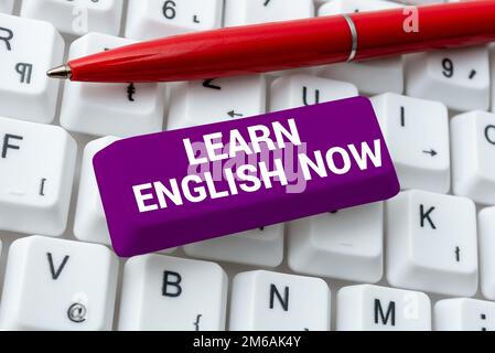 Textunterschrift Präsentation Englisch jetzt lernen. Wort für Gewinn oder Erwerb von Kenntnissen und Fähigkeiten in der englischen Sprache Stockfoto