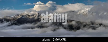 Schneebedeckte Berggipfel bei Sonnenaufgang. Größere Kaukasische Gebirgszüge. Der Nordwesten treibt die Bergkette des Kaukasus an. Kaukasusgebirge. Karatschay... Stockfoto