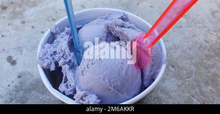 Lavendeleis, eine Delikatesse zum Genießen Stockfoto