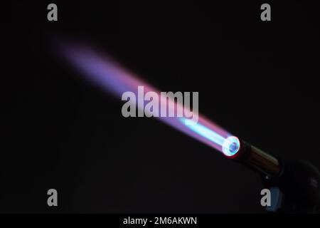 Blaue Flamme. Makroansicht einer blauen Flamme von einem Gasbrenner, Stockfoto