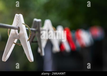 Kleidung auf verschwommenem Naturhintergrund Nahaufnahme. Stockfoto