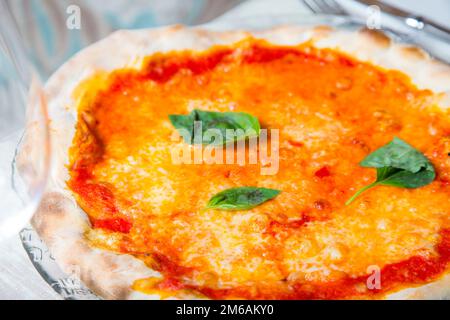 Margherita Pizza. Neapolitanische Pizza mit San Marzano Tomaten, Mozzarella Käse, frischem Basilikum, Salz und nativem Olivenöl extra. Stockfoto