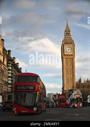 Fahrt in einem Auto um den Parliament Square vor Big Ben und den Houses of Parliament im Zentrum von London, Großbritannien. Januar 2023. Stockfoto