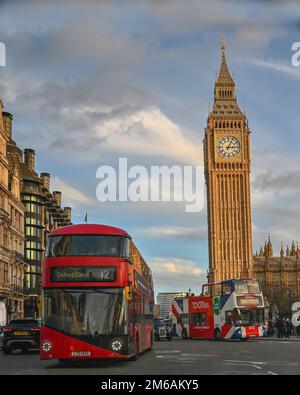 Fahrt in einem Auto um den Parliament Square vor Big Ben und den Houses of Parliament im Zentrum von London, Großbritannien. Januar 2023. Stockfoto