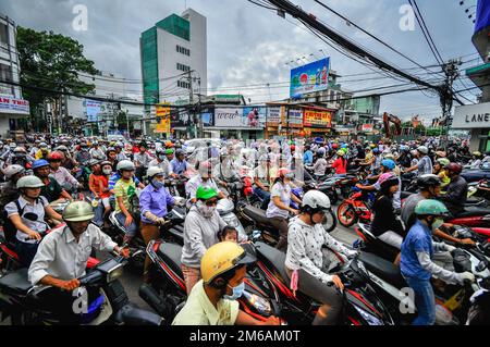 Saigon, Vietnam - 15. Juni: Straßenverkehr am 15. Juni 2011 in Saigon (Ho-Chi-Minh-Stadt) Stockfoto