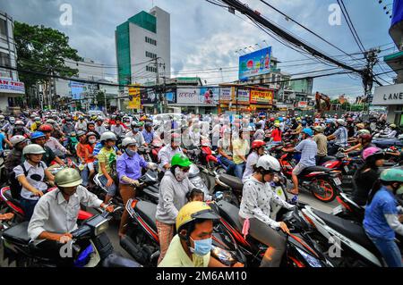 Saigon, Vietnam - 15. Juni: Straßenverkehr am 15. Juni 2011 in Saigon (Ho-Chi-Minh-Stadt) Stockfoto