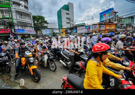 Saigon, Vietnam - 15. Juni: Straßenverkehr am 15. Juni 2011 in Saigon (Ho-Chi-Minh-Stadt) Stockfoto