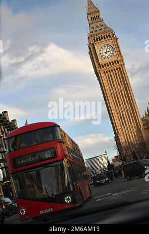 Fahrt in einem Auto um den Parliament Square vor Big Ben und den Houses of Parliament im Zentrum von London, Großbritannien. Januar 2023. Stockfoto