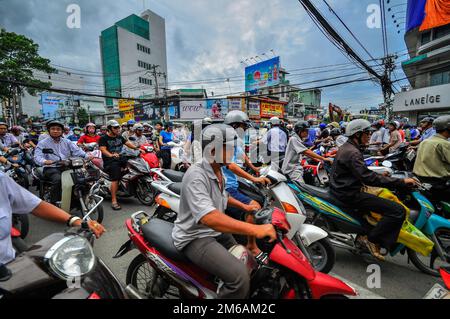 Saigon, Vietnam - 15. Juni: Straßenverkehr am 15. Juni 2011 in Saigon (Ho-Chi-Minh-Stadt) Stockfoto