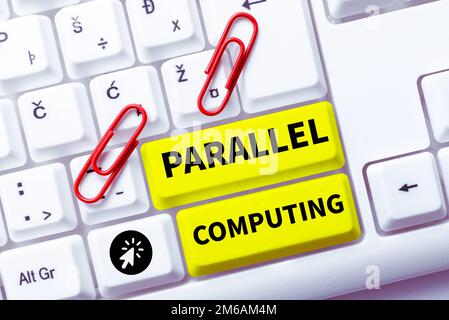 Textzeichen für Parallelverarbeitung. Geschäftsansatz simultane Berechnung mittels Software und Hardware Stockfoto