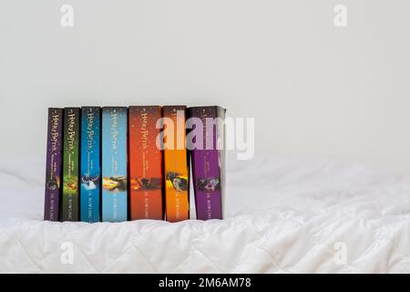 Harry Potter alle Bücher. Alle Teile der Harry-Potter-Bücher. Harry Potter Bücher auf weißem Hintergrund. Stockfoto