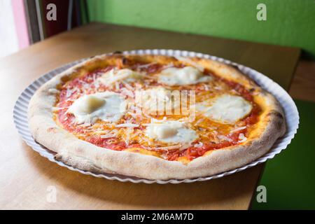 Bufala Mozzarella Pizza. Neapolitanische Pizza mit Tomatensauce, Mozzarella-Käse und etwas Gemüse. Italienisches Rezept. Stockfoto