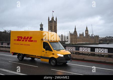 DHL-Lieferwagen auf der Lambeth Bridge. Houses of Parliament und Big Ben im Hintergrund. Nach London. Januar 2023. Stockfoto