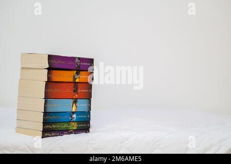 Harry Potter alle Bücher. Alle Teile der Harry-Potter-Bücher. Harry Potter Bücher auf weißem Hintergrund. Stockfoto