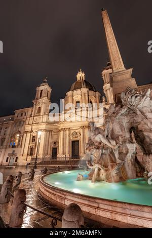 Sant'Agnese in Agone auf der Piazza Navona. Rom, Italien. Nacht Stockfoto