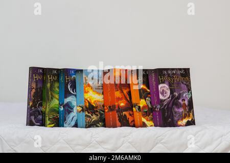 Harry Potter alle Bücher. Alle Teile der Harry-Potter-Bücher. Harry Potter Bücher auf weißem Hintergrund. Stockfoto