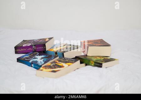 Harry Potter alle Bücher. Alle Teile der Harry-Potter-Bücher. Harry Potter Bücher auf weißem Hintergrund. Stockfoto