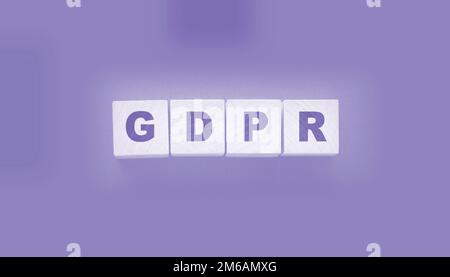 GDPR Wort in Holzwürfel auf schwarz geschrieben. Stockfoto