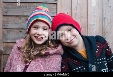 Porträt eines Geschwisters, das im Freien zusammen lächelt Stockfoto