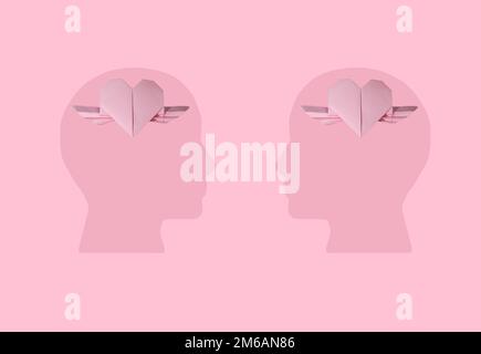 2 rosa Köpfe mit Herzen statt Gehirn, kreatives Weihnachtsdesign Stockfoto