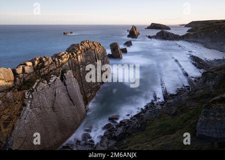 Felsformationen in Playa De La Arnia, Spanien Stockfoto