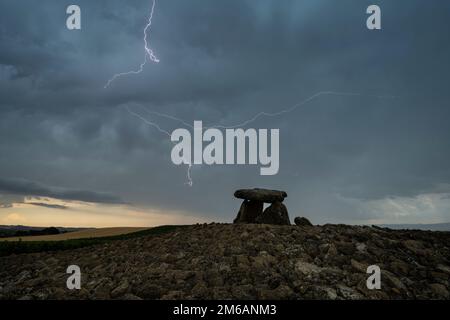 Blitz über Sorginaren Txabola dolmen, LaGuardia, Spanien Stockfoto